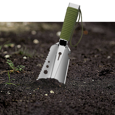A mão tática da sobrevivência da autodefesa militar utiliza ferramentas pás de acampamento do jardim