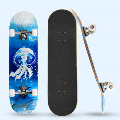 Menina preta da roda do plutônio da areia que carrega o skate madeira do bordo de 7 camadas